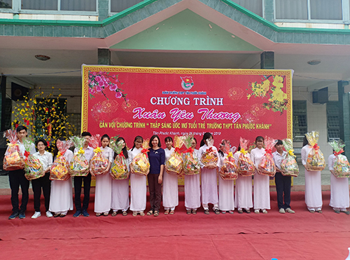 Cô Nguyễn Thị Bích Nhuần – Phó Hiệu trưởng nhà trường trao quà tết cho các em học sinh vui xuân đón tết