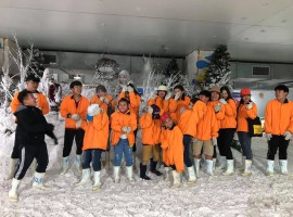 Học viên và thầy cô Cơ sở Văn hóa Hạnh Phạm vui chơi tại nhà tuyết Đại Nam