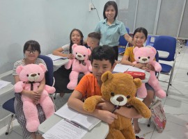 Tặng quà cho học trò do đạt thành tích cao trong năm học 2024-2025