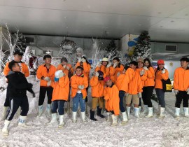 Học viên và thầy cô Cơ sở Văn hóa Hạnh Phạm vui chơi tại nhà tuyết Đại Nam